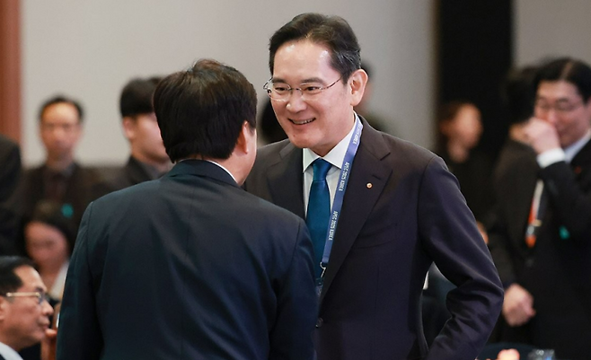 인사를 나누고 있는 이재용 삼성전자 회장. 연합뉴스