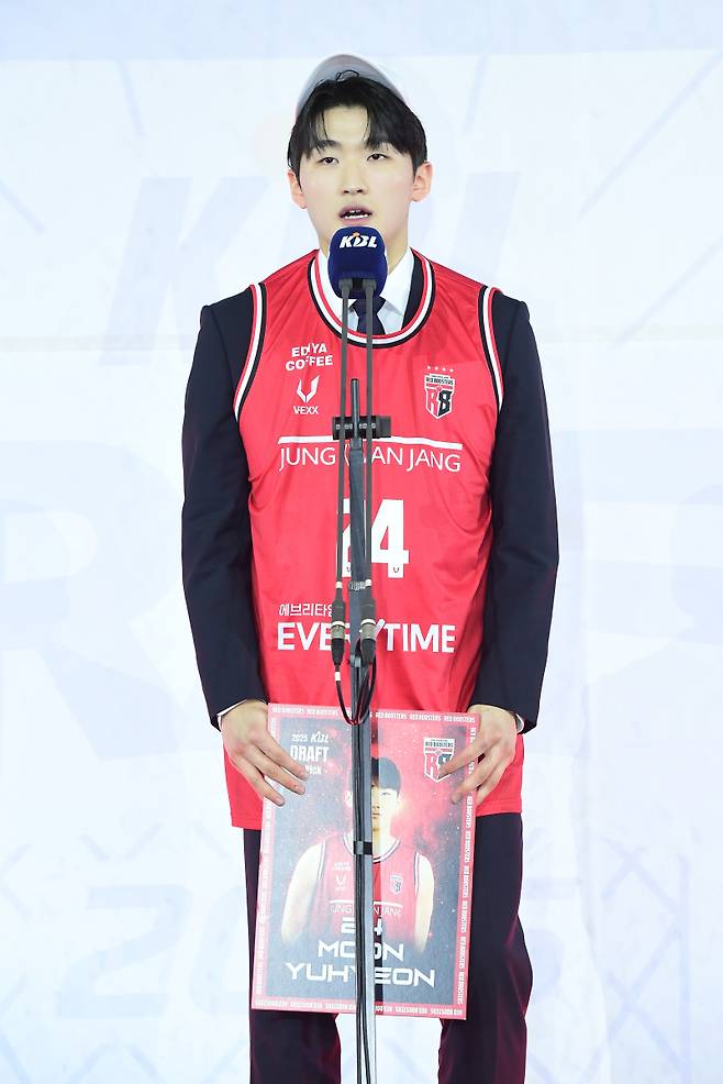 <yonhap photo-5440="">14일 서울 송파구 잠실학생체육관에서 열린 2025 KBL 신인선수 드래프트에서 전체 1순위로 정관장에 지명된 문유현(고려대)이 소감을 말하고 있다. 문유현은 2023년 드래프트에서 전체 1순위로 수원 kt 유니폼을 입은 포워드 문정현의 동생이기도 하다. 2025.11.14 [연합뉴스]</yonhap>
