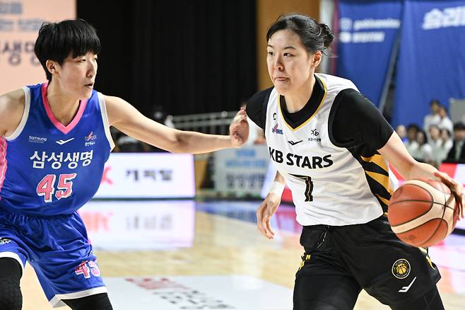 19일 용인실내체육관에서 열린 BNK금융 2025~26 WKBL 정규리그 경기. KB 박지수(오른쪽)가 삼성생명 가와무라를 상대로 돌파하고 있다. 사진=WKBL