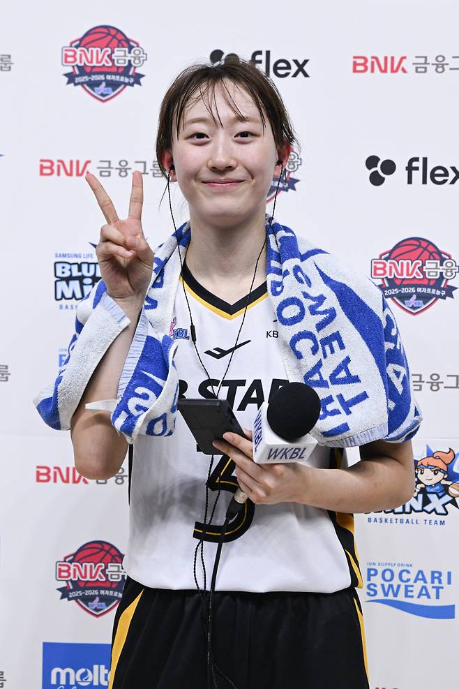 19일 용인실내체육관에서 열린 BNK금융 2025~26 WKBL 정규리그 경기. KB 이채은이 방송사 수훈선수로 선정된 뒤 기념촬영을 하고 있다. 사진=WKBL