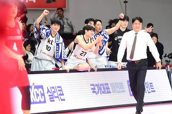 19일 안양실내체육관에서 열린 2025~26 LG전자 프로농구 정규리그 안양 정관장과의 원정 경기를 승리한 KT 선수단. KBL 제공