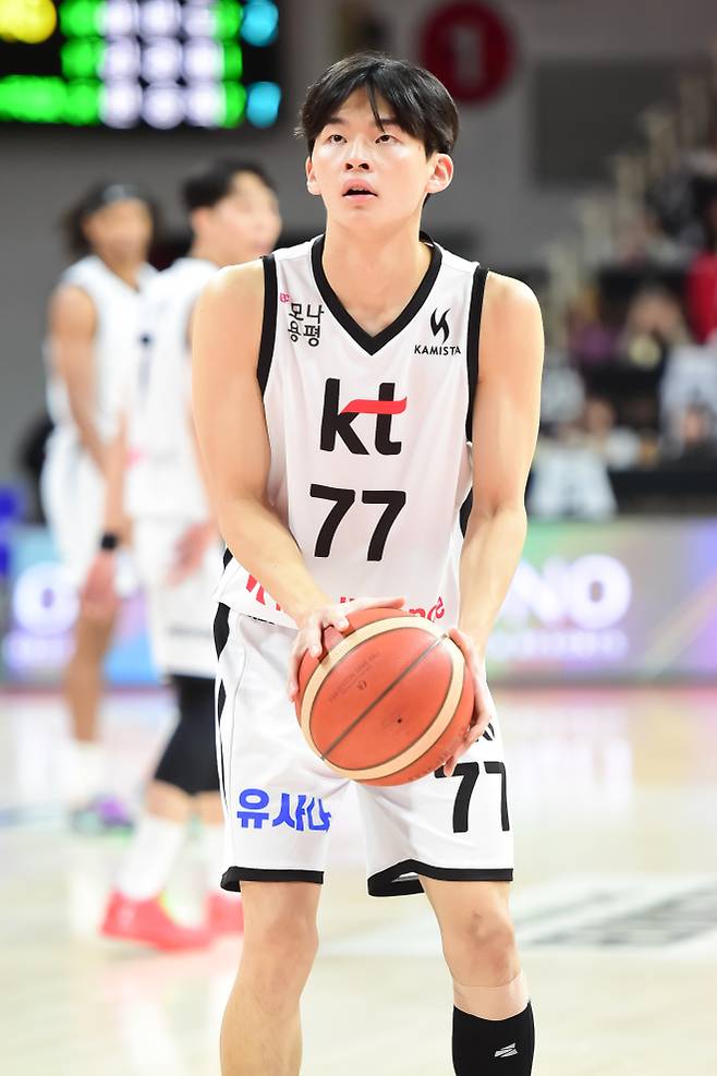 19일 안양실내체육관에서 열린 2025~26 LG전자 프로농구 정규리그 안양 정관장전에서 프로 데뷔전을 치른 KT 강성욱. KBL 제공
