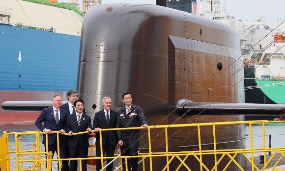 김민석 국무총리와 마크 카니 캐나다 총리가 30일 경남 거제 한화오션 거제조선소에서 장영실함을 시찰하고 있다. 앞줄 왼쪽부터 데이비드 맥귄티 캐나다 국방장관, 김 총리, 카니 총리, 김동관 한화그룹 부회장. [사진=연합뉴스]