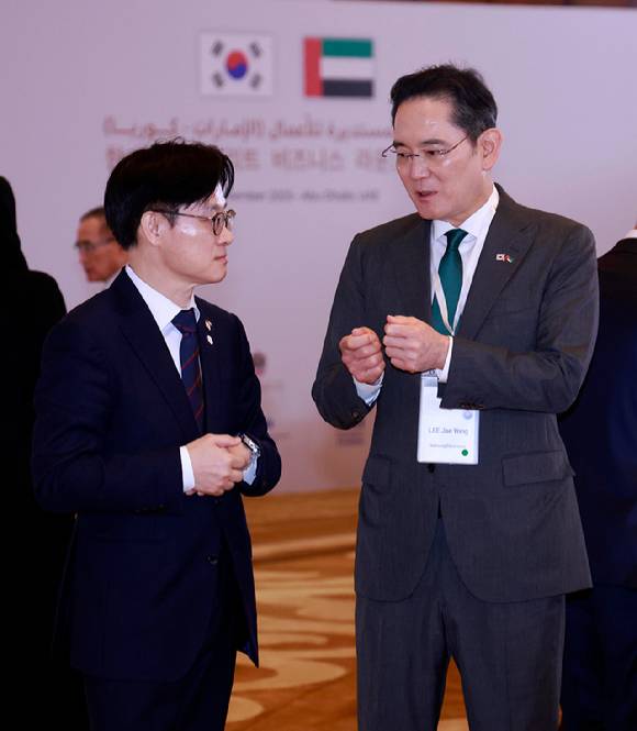 김정관 산업부 장관(왼쪽)과 이재용 삼성전자 회장이 19일(현지시간) 아랍에미리트(UAE) 아부다비의 한 호텔에서 열린 한-UAE 비즈니스 라운드테이블에서 이야기를 나누고 있다. [사진=연합뉴스]