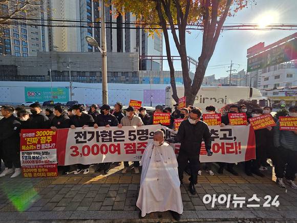 모기범 홍콩반점 파주문산점 점주가 19일 진행된 전국가맹점주협의회 규탄 기자회견에서 억울함을 호소하며 삭발을 감행하고 있다. [사진=전다윗 기자]