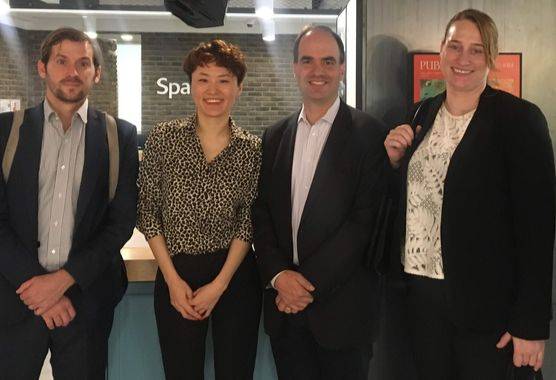 지난 2018년 11월 뉴욕타임스 관계자들이 서울 퍼블리 사무실을 방문해 박소령 전 대표(왼쪽 두 번째)와 만났다. 당시 퍼블리가 NYT 한국어판 라이센스를 샀다. 사진 박소령