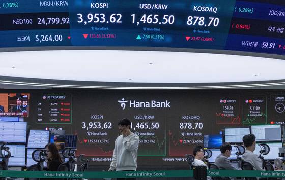 18일 코스피가 전 거래일 대비 135.63포인트 하락한 3953.62로 마감했다. 사진은 이날 종가가 게시된 하나은행 본점 딜링룸 전광판. [뉴스1]