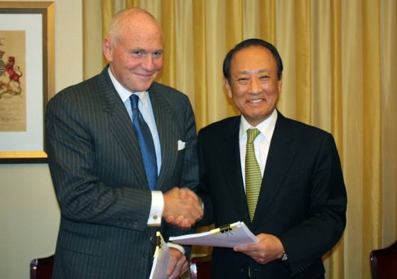 2010년 11월 당시 존 그레이컨 론스타 회장이 김승유 하나금융지주 회장을 만나 외환은행 주식매매계약 체결식을 마친 뒤 인사를 나누는 모습. 연합뉴스