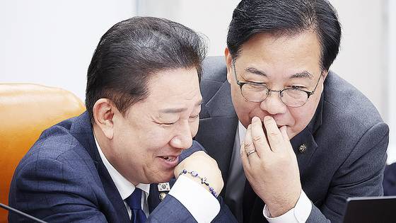 18일 서울 여의도 국회에서 열린 운영위원회 전체회의에서 더불어민주당 김병기 원내대표와 국민의힘 송언석 원내대표가 대화하고 있다. 연합뉴스