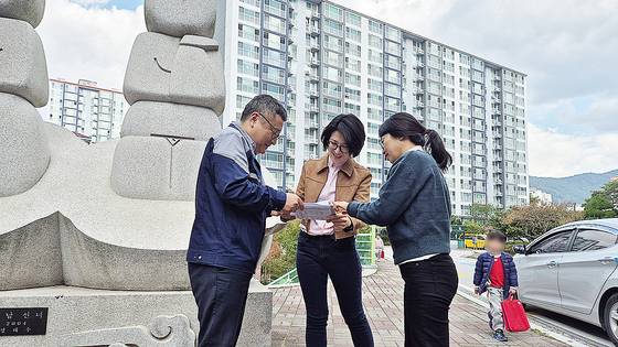 경남 양산의 A아파트 단지 내에서 아파트 관리사무소 관계자가 경남도 주택과 주무관으로부터 '관리비 절감 컨설팅'을 받고 있다. 안대훈 기자