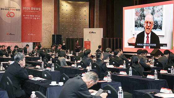 2025 중앙포럼이 19일 서울 중구 롯데호텔 서울에서 열렸다. 이날 리처드 하스 미국외교협회 명예회장의 기조연설 영상이 나오고 있다. 김경록 기자