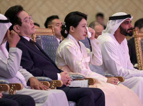 아랍에미리트(UAE)를 국빈방문한 이재명 대통령의 부인 김혜경 여사가 18일(현지시간) 오후 UAE 대통령궁에서 열린 문화 행사에서 성악가 조수미의 노래를 들으며 눈물을 훔치고 있다. 전민규 기자