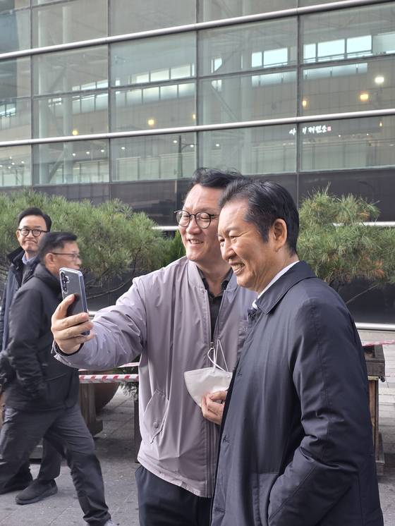 19일 취임 후 대구를 처음으로 찾은 정청래 민주당 대표가 한 시민과 기념사진을 찍고 있다. 정 대표는 동대구역에서 CPR 체험을 하는 등 시민과의 스킨십을 늘렸다. 이찬규 기자