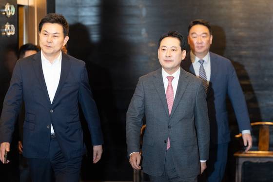 (서울=뉴스1) 이승배 기자 = 장동혁 국민의힘 대표가 19일 서울 여의도의 한 식당으로 중진 오찬을 위해 발걸음을 옮기고 있다. 2025.11.19/뉴스1