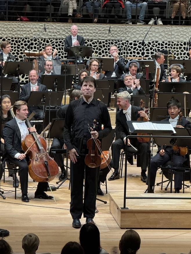 지난 10월 17일 열린 NDR 엘브필하모니 공연에서 조슈아 벨의 커튼콜 / 사진. © 유혁준