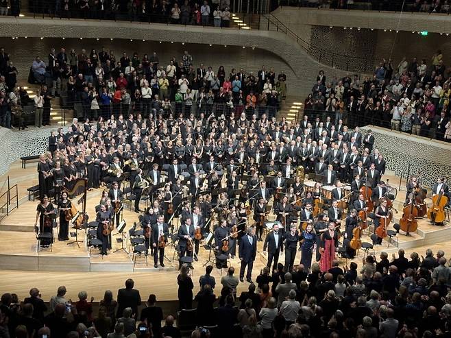 지난 10월 19일, 독일 통일 35주년 기념 콘서트에서 베토벤 교향곡 9번 '합창'이 연주됐다. / 사진. © 유혁준