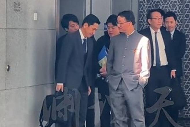 류진쑹 중국 외교부 아시아국장이 가나이 국장과의 회담을 마친 뒤 주머니에 손을 넣은 채 굳은 표정으로 가나이 국장을 내려다보고, 가나이 국장은 고개를 숙인 모습(사진)을 담은 동영상이 공개됐다. 사진=중국 위위안탄톈 캡처