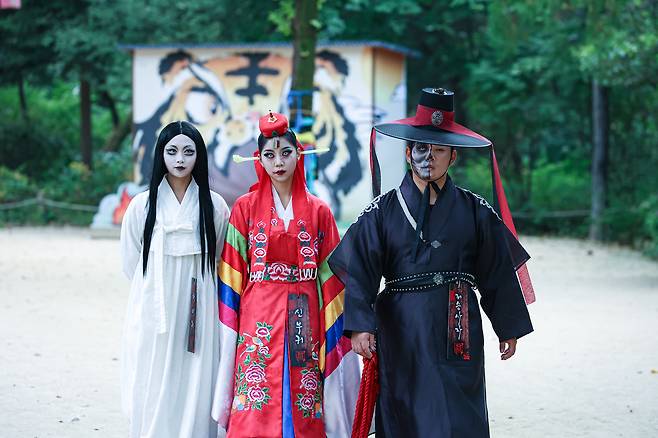 영상에 담기는 순간은 짧지만, 현장에서 쌓이는 관계의 밀도는 그보다 훨씬 깊다. 그를 보기 위해 다시 찾아오는 관람객들이 적지 않다는 사실이 이를 방증한다. 처녀귀 인스타그램(@m_ing_sok) 사진작가 하동현 제공