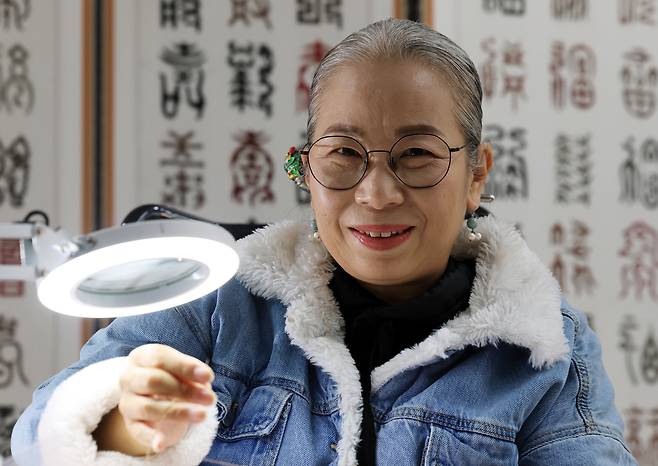 이정희 자수장은 장애인으로서는 전국 최초로 전북특별자치도 무형문화재 자수장 보유자로 지정된 궁수의 대가다. 서성일 선임기자