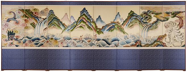 제작에 3년이 걸린 10폭 병풍 청룡백호도. 청룡과 백호의 익살스러운 표정뿐만 아니라 산천 풍경의 색감이 조화롭고 아름답다. 이정희 자수장 제공