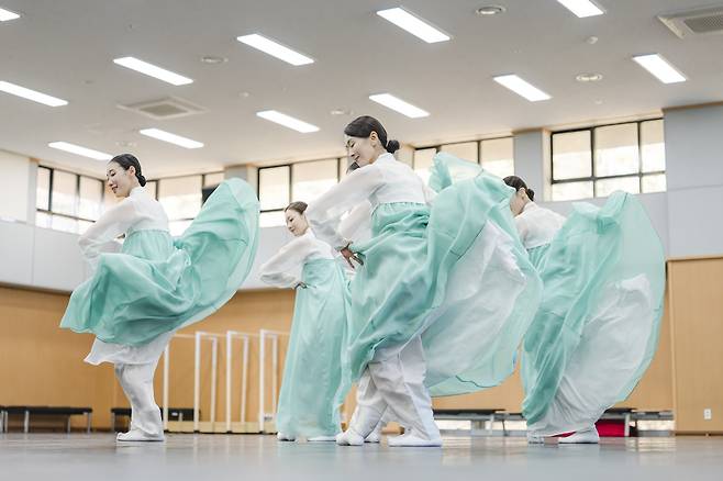19일 서울 국립극장 해오름극장 연습동에서 선보인 김현자 안무가의 ‘매화를 바라보다’ 연습 장면.   국립극장 제공