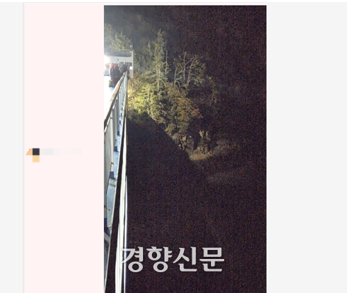 한 온라인 커뮤니티에 여객선에 타고 있다고 밝힌 사용자가 올린 좌초 현장 사진. 온라인 커뮤니티 갈무리