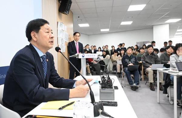 구윤철 부총리 겸 기획재정부 장관이 19일 정부세종청사에서 열린 기자간담회에서 모두발언을 하고 있다. 기재부 제공