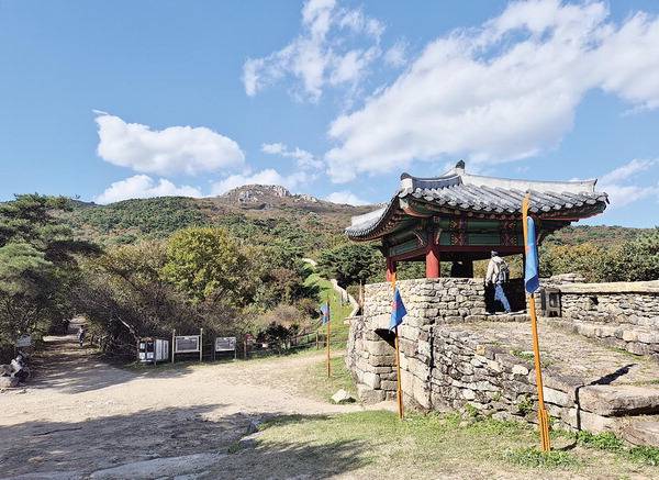 북문에서 본 고당봉.