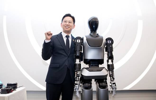배경훈 부총리 겸 과학기술정보통신부 장관이 11월13일 서울 성북구 한국과학기술연구원(KIST)을 방문해 AI 휴머노이드 '케이팩스(KAPEX)'와 기념 촬영하고 있다. 과학기술정보통신부 제공.