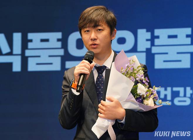 김동현 뉴로핏주식회사 공동대표가 19일 서울 여의도 CCMM빌딩 루미나엘레에서 열린 제9회 미래행복대상 시상식에서 식품의약품안전처 처장상을 수상했다. 유희태 기자