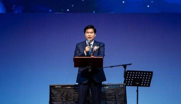 남기곤 전주 순복음참사랑교회 목사가 지난 16일 추수감사절 메시지로 '조건이 아닌 존재 자체로 드리는 감사’를 성도들에게 전하고 있다.   순복음참사랑교회 제공