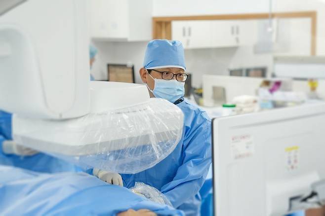 최현욱 동남권원자력의학원 영상의학과 주임과장이 인터벤션실에서 암 냉동제거술을 시술하고 있다. /동남권원자력의학원 제공