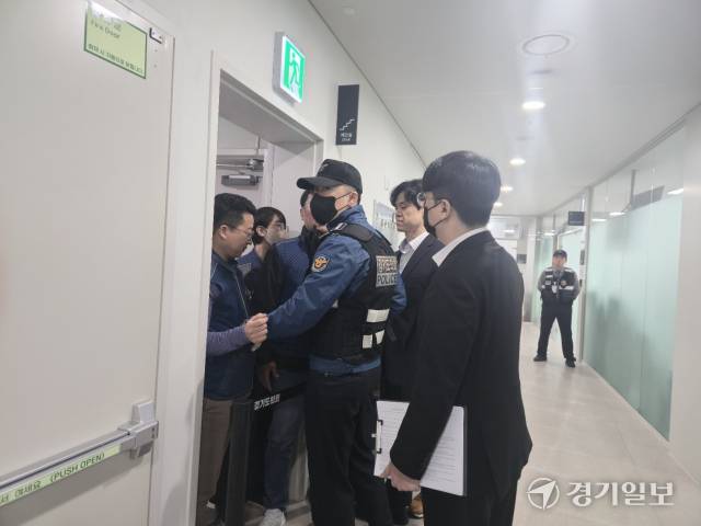 경기도의회 사무처가 19일 도의회 운영위원회 회의장 앞에서 노조원들의 출입을 막고 있다. 김경희기자