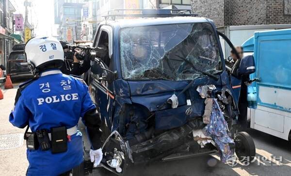 13일 부천시 오정구 원종동 제일시장에서 A씨가 몰던 1톤 트럭이 돌진한 사고로 2명이 숨지고 19명이 다치는 사고가 발생해 경찰 관계자들이 사고차량을 견인하고 있다. 경기일보DB