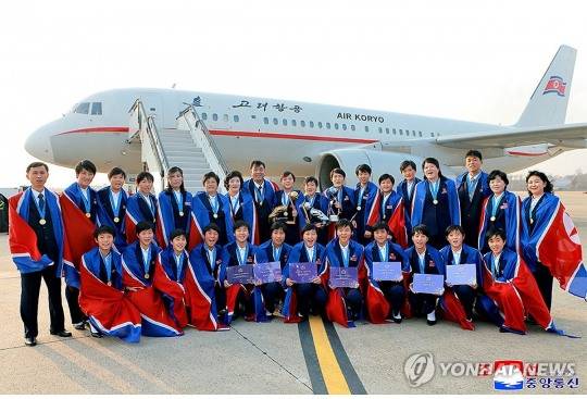 모로코에서 열린 국제축구연맹(FIFA) 2025년 17세 이하(U-17) 여자월드컵에서 우승한 북한 선수들이 지난 15일 평양으로 돌아왔다고 조선중앙통신이 17일 보도했다. 선수들이 평양국제비행장에서 고려항공 여객기를 배경으로 기념촬영을 하고 있다. 북한 노동당 기관지 노동신문과 내각 기관지 민주조선은 이날 1면에 귀국 소식을 게재했다. [평양 조선중앙통신=연합뉴스]