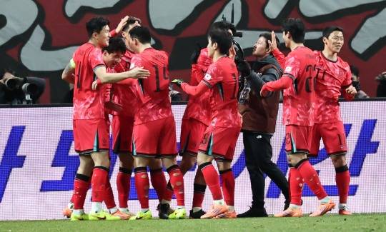 동료 선수들과 기뻐하는 이태석. 사진=연합뉴스