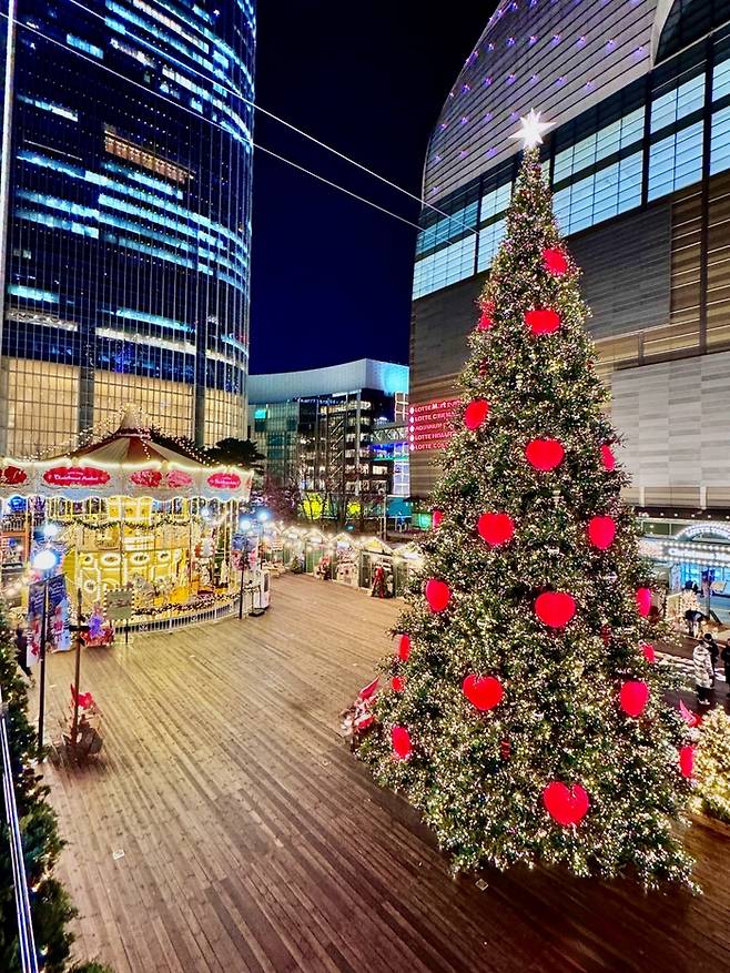 잠실 롯데타운 크리스마스 마켓 내 배치된 트리와 회전목마. 롯데쇼핑