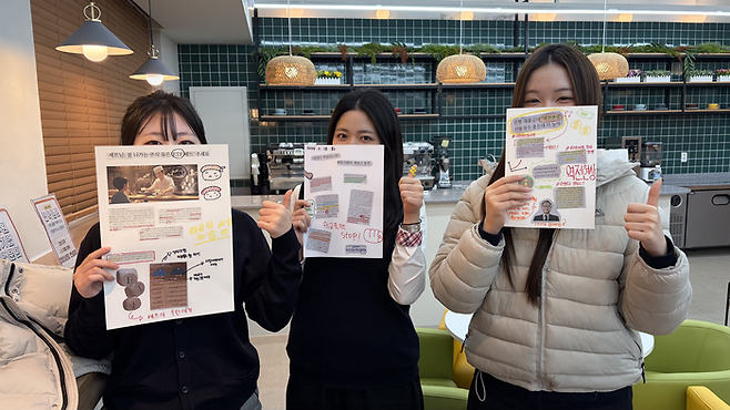 학생들이 직접 만든 신문 스크랩 페이퍼를 들고 있다. [전지원 인턴기자]