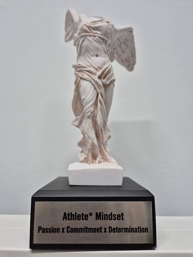 나이키가 최근 개최한 ‘2025 글로벌 팩토리 파트너 서밋(Global Factory Partner Summit)’ 행사에서 테그라가 나이키로부터 받은 트로피. <글로벌세아그룹>