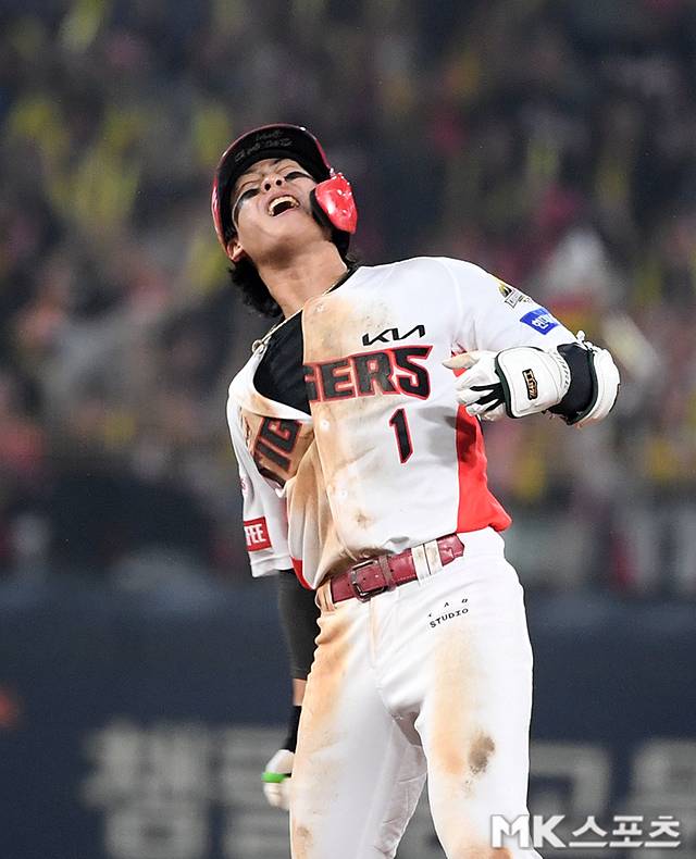 2024년 10월 28일 오후 광주-기아챔피언스 필드에서 ‘2024 신한 SOL Bank KBO리그’ 삼성 라이온즈와 KIA 타이거즈의 한국시리즈(KS·7전4선승제) 5차전이 열렸다. 8회말 1사 1루에서 KIA 박찬호가 적시타를 날린 뒤 기뻐하고 있다. 사진=천정환 기자