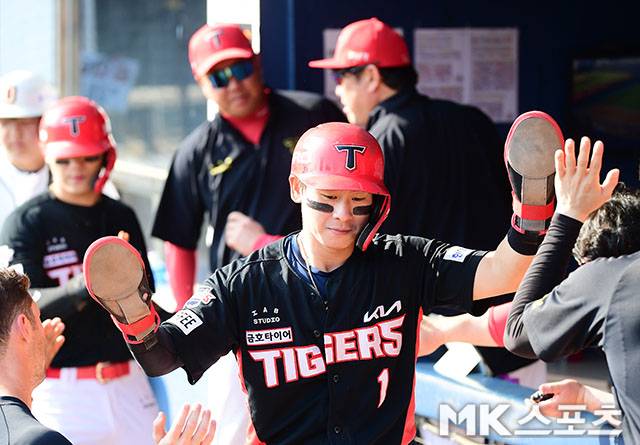 2024년 6월 9일 오후 서울 잠실구장에서 ‘2024 KBO리그’ KIA 타이거즈와 두산 베어스 경기가 열렸다. 1회초 무사 1, 2루에서 KIA 나성범의 3루타때 득점을 올린 박찬호와 김도영이 더그아웃 동료들의 환영을 받고 있다. 사진=김영구 기자