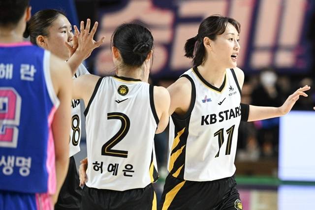 19일 삼성생명전에서 올 시즌 첫 승을 올린 KB스타즈 선수단. 사진=WKBL 제공