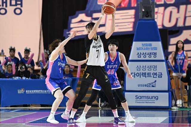 박지수(가운데)는 19일 삼성생명전에서 599일 만의 복귀전을 치렀다. 사진=WKBL 제공