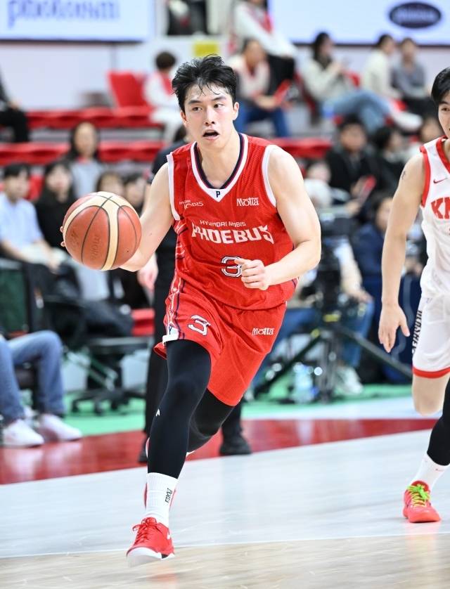 현대모비스는 레이션 해먼즈가 32점 10리바운드 2어시스트 2스틸, 박무빈이 11점 9어시스트, 서명진이 8점 2리바운드 2어시스트 2스틸을 기록하는 등 분전했으나 다른 포지션에서의 지원 사격이 아쉬웠다. 사진=KBL 제공