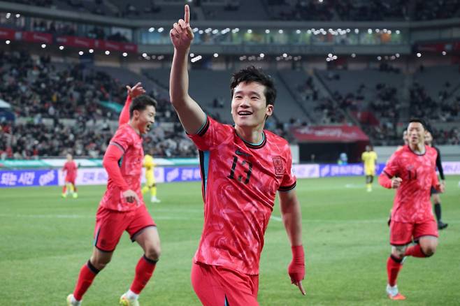 축구 국가대표 A매치 친선경기 대한민국과 가나의 경기가 18일 서울월드컵경기장애서 열렸다.  한국 이태석이 헤더슛으로 첫 골을 터뜨린 후 환호하고 있다. /사진=스타뉴스