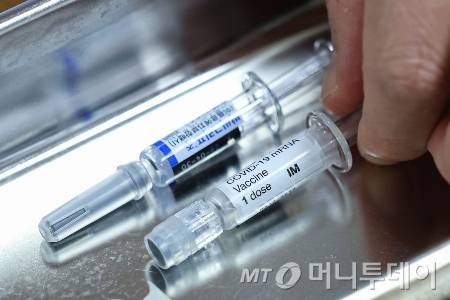 서울 시내 한 이비인후과 의원에 코로나19 백신과 독감 백신이 놓여있다./사진=[서울=뉴시스] 권창회 기자