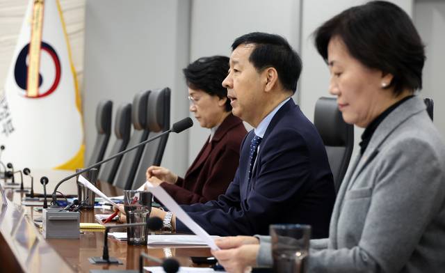 19일 오전 정부세종청사에서 열린 경제관계장관회의에서 구윤철(가운데) 부총리 겸 기획재정부 장관이 모두발언을 하고 있다. 뉴시스