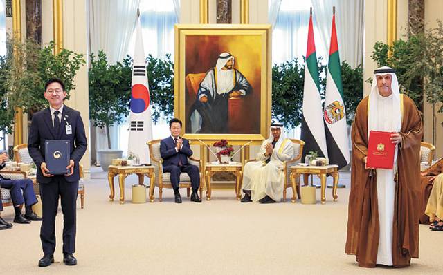한-UAE ‘AI 협력’ MOU 체결  : 이재명 대통령이 18일 아랍에미리트(UAE) 아부다비 대통령궁에서 한·UAE 간 전략적 인공지능(AI) 협력 프레임워크 양해각서(MOU)를 체결한 뒤 기념사진을 찍고 있다. 왼쪽부터 배경훈 부총리 겸 과학기술정보통신부 장관, 이 대통령, 무함마드 빈 자이드 알 나하얀 UAE 대통령, 칼둔 칼리파 알 무바라크 아부다비 행정청장.  연합뉴스