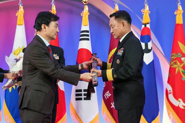 안규백 (왼쪽) 국방부 장관이 19일 용산 국방컨벤션에서 열린 삼정검 수여식에서 준장 진급 예정자 및 진급자 총 89명에게 삼정검을 수여하고 있다. 국방일보 제공