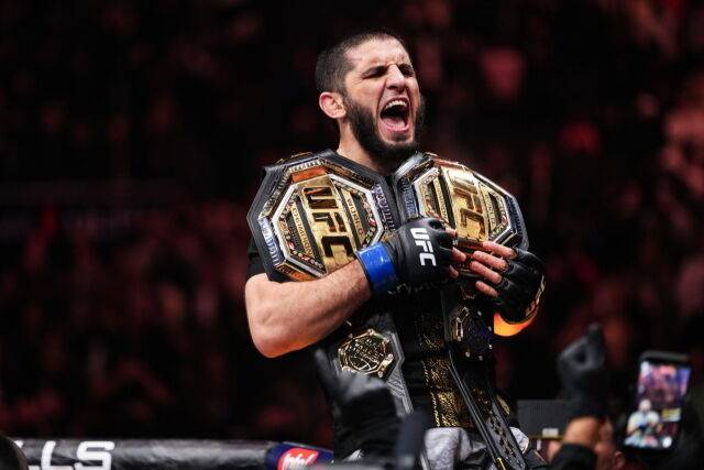 마카체프라 UFC 챔피언벨트 2개를 어깨에 메고 포효하고 있다. /UFC 제공